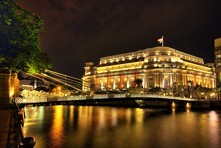 Singapore Fullerton Hotel And Cavenagh Bridge (HDR)